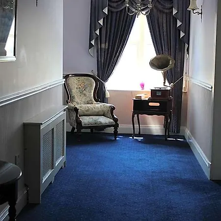 Kilcooly's Hotel *