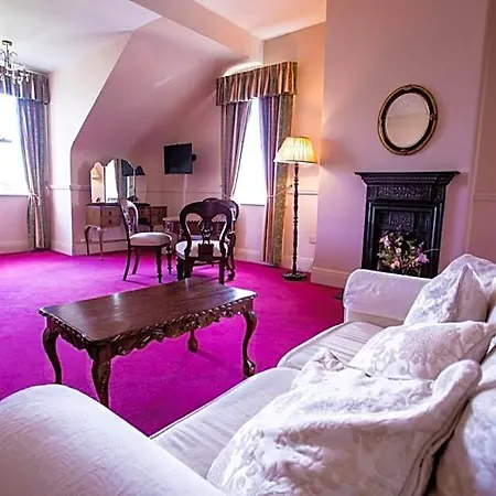 Kilcooly's Hotel *